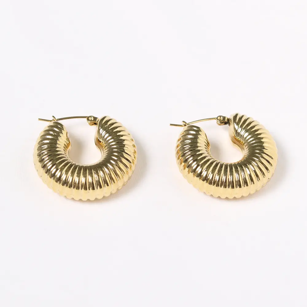 Zarcillos dorados en forma de aro gruesos - Image 2