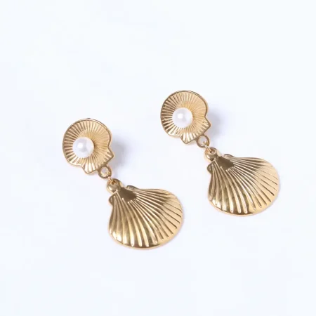 Zarcillo de concha con perla