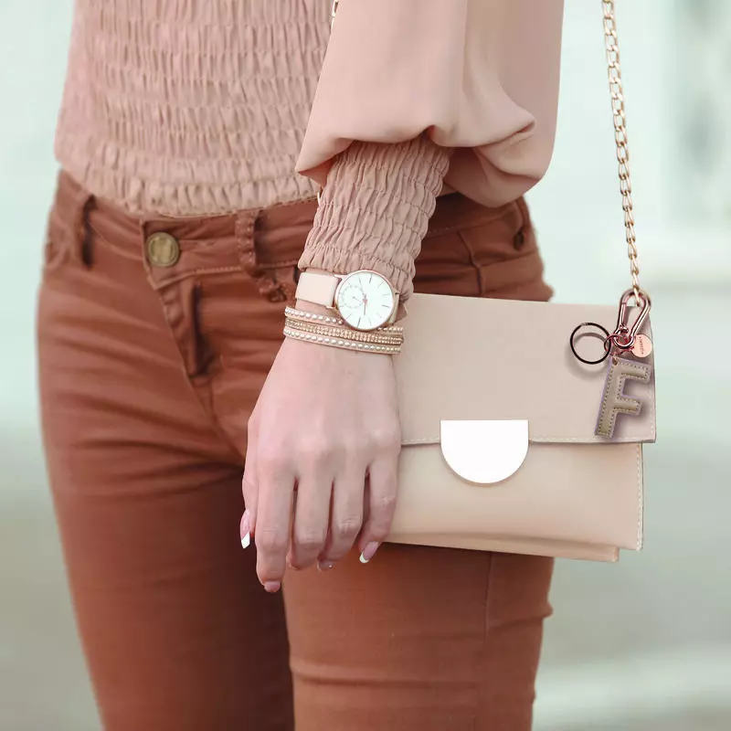 Llavero oro rosado letra F - Image 2