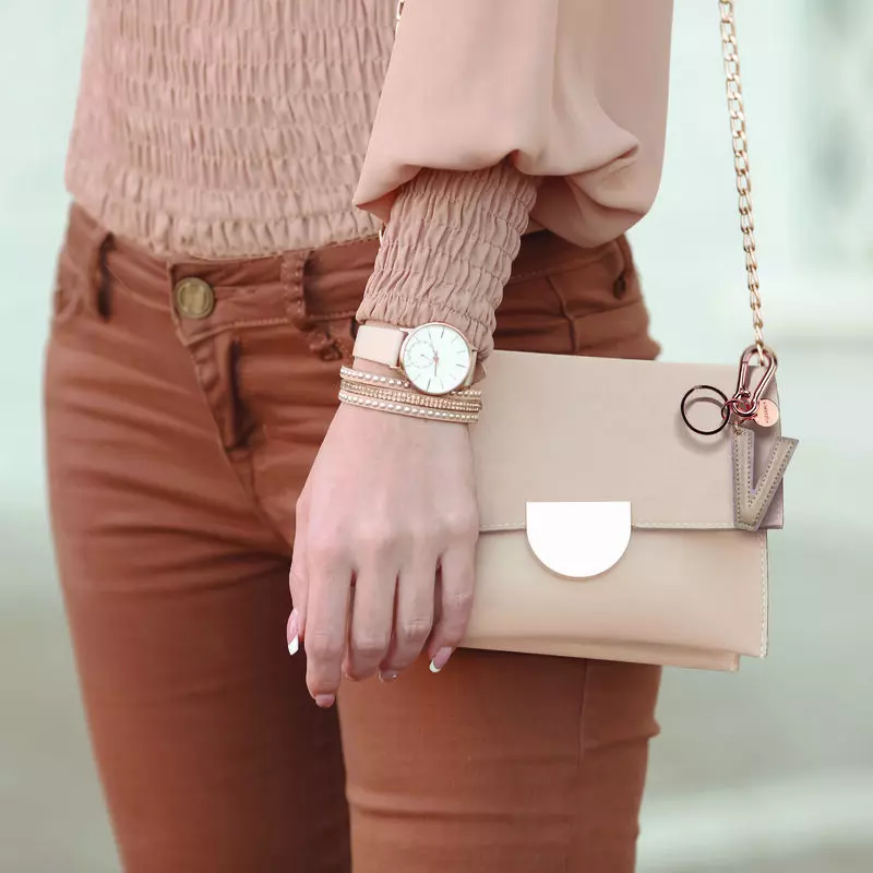 Llavero oro rosado letra V - Image 2