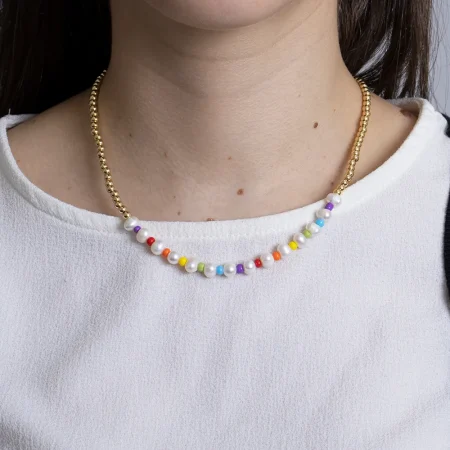 Collar con cuentas de colores y perlas