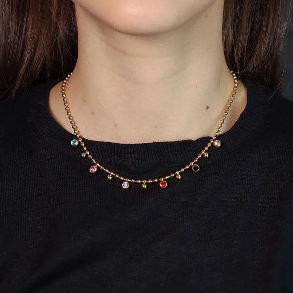 Collar con dijes multicolores